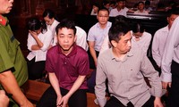 Hai bị cáo Nguyễn Minh Hùng và Võ Mạnh Cường tại tòa hôm nay 24/9. Ảnh: Tân Châu