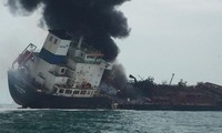VIDEO: Tàu chở dầu Việt Nam bốc cháy ngoài khơi Hong Kong
