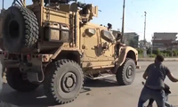 Người Kurd ném cà chua vào xe quân sự Mỹ rút khỏi Syria
