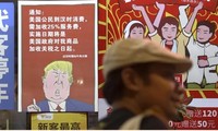Một poster ở Quảng Châu có hình ông Trump kèm theo câu nói rằng tất cả khách hàng Mỹ sẽ bị đánh thuế 25% sau khi Mỹ tăng thuế lên hàng Trung Quốc. (Ảnh: AP)
