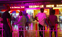 Nhóm người châu Phi đang đứng trước một khách sạn ở Quảng Châu. (Ảnh: CNN)