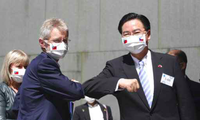 Ông Milos Vystrcil được quan chức phụ trách ngoại giao Đài Loan, ông Joseph Wu, tiếp tại Đài Bắc. (Ảnh: KOB)