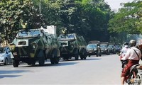Đoàn xe quân sự đi trên đường phố ở Myanmar sau cuộc đảo chính ngày 2/2. (Ảnh: Reuters)