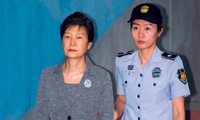 Bà Park Geun-hye (trái) đang phải thụ án tù. (Ảnh: CNN)