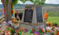 Địa điểm tưởng niệm hơn 200 trẻ em thổ dân Canada. (Ảnh: Reuters)
