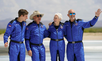 (Từ trái sang) Oliver Daemen, Jeff Bezos, Wally Funk và em trai Mark Bezos chụp ảnh trước tên lửa New Shepard của Blue Origin ngày 20/7. (Ảnh: AP) 