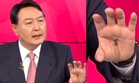 Ứng viên Yoon Seok-youl có chữ "vương" trong lòng bàn tay trái khi ông tham gia phiên tranh luận trên truyền hình gần đây. 