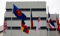Quốc kỳ các nước thành viên ASEAN trước trụ sở Ban thư ký ASEAN ở Jakarta, Indonesia (Ảnh: Reuters)