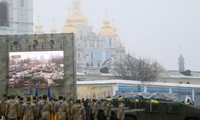 Binh lính Ukraine tập dượt cho lễ bàn giao các xe tăng và xe bọc thép ở Kiev. (Ảnh: Reuters)