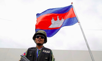 Một lính Campuchia đứng gác ở Phnom Penh. (Ảnh: Reuters)