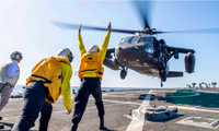 Một chiếc UH-60 Black Hawk cất cánh từ sàn tàu khu trục tên lửa USS Milius trên biển Nhật Bản. (Ảnh: US Navy)