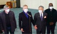 Nghị sĩ Pháp Francois de Rugy (thứ hai từ trái sang) phát biểu khi vừa dẫn đoàn đến sân bay quốc tế Đào Nguyên, Đài Loan (Trung Quốc), ngày 15/12