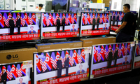 Một cửa hàng TV ở Hàn Quốc mở chương trình nói về cuộc gặp thượng đỉnh Mỹ - Triều năm 2018. (Ảnh: Reuters)