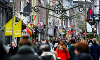Người dân Hà Lan đi mua sắm trước khi chính phủ thông báo đợt phong toả đúng dịp Giáng sinh và năm mới. (Ảnh: Reuters)
