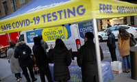 Người dân chờ xét nghiệm COVID-19 ở New York, Mỹ, ngày 13/12. (Ảnh: Reuters)