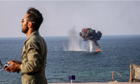 Một vụ nổ xảy ra trên vùng biển gần nơi đứng của một thành viên lực lượng Vệ binh cách mạng Iran ngày 22/12/2021. (Ảnh: Reuters)