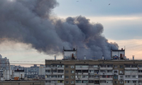 Khói bốc lên từ khu vực ngoại ô thủ đô Kiev sau khi Nga bắn tên lửa hành trình ngày 5/6. (Ảnh: Reuters)