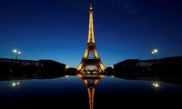 Tháp Eiffel ở Paris sẽ bị tắt điện sớm hơn bình thường. (Ảnh: Reuters)