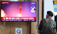 Bản tin về vụ phóng tên lửa của Triều Tiên chiếu trên một màn hình ở Hàn Quốc ngày 25/9. (Ảnh: Yonhap)