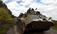 Binh lính Ukraine trên một xe bọc thép tiến vào Donbas ngày 3/10. (Ảnh: Reuters)