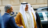 Bộ trưởng Năng lượng Ả-rập Xê-út Abdulaziz bin Salman và Tổng thư ký OPEC Haitham al-Ghais bắt tay trước của họp của nhóm tại Vienna. (Ảnh: Reuters)