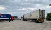 Bị xử phạt, tài xế lái container chặn ngang cao tốc để phản đối