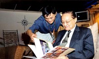 Jack Ma (trái) và tiểu thuyết gia Kim Dung.