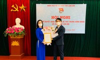 chị Đinh Thị Anh Thư (bìa trái) nhận Quyết định chuẩn y chức danh Bí thư Tỉnh đoàn Lạng Sơn -Ảnh: Duy Chiến 