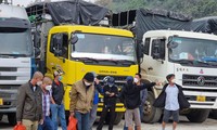 Các lái xe đường dài ở cửa khẩu Tân Thanh mừng vui đón nhận món quà hỗ trợ rất thiết thực -Ảnh: Duy Chiến 