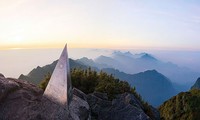 Ngọn núi cao nhất Việt Nam bao nhiêu tuổi?