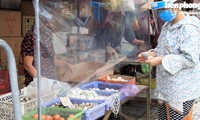 Theo chân người dân cầm thẻ đi chợ trong vùng dịch ở TP Vinh