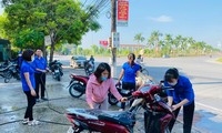 Bạn trẻ Hà Tĩnh rửa xe gây quỹ Trung thu cho trẻ em nghèo