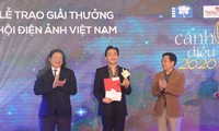 Trấn Thành nhận giải Cánh diều Vàng cho phim "Bố già"