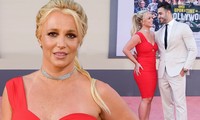 Britney Spears đắm đuối hôn bạn trai kém 12 tuổi trên thảm đỏ