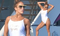Jennifer Lopez khoe dáng bốc lửa tuổi 50 trên du thuyền