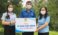 Chị Nguyễn Phạm Duy Trang tặng quà cho học sinh Đồng Nai