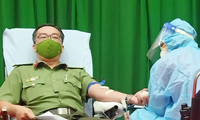 Chiến sĩ công an tỉnh Vĩnh Long tham gia hiến máu tình nguyện