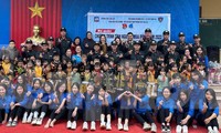 Đoàn thiện nguyện trao quà hỗ trợ cho học sinh vùng cao Mẫu Sơn -Ảnh: Duy Chiến
