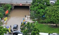 Ngập nặng tại hầm chui đại lộ Thăng Long do mưa lớn và nước sông Nhuệ dâng. Ảnh: Tuấn Nguyễn