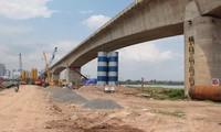 Cầu Vĩnh Tuy giai đoạn 2 là một trong 6 công trình được thi công khi Hà Nội giãn cách xã hội. Ảnh: T.Đảng