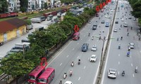 Ô tô diễu phố trên đường Giải Phóng được xác định là xe &apos;chạy dù&apos;
