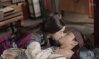 Giữa bão scandal Seo Ye Ji, nụ hôn trộm Park Seo Joon bị netizens đào lại bất ngờ gây bão