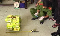 Cận cảnh công an mở thùng loa kẹo kéo lấy 1,1 tấn ma túy