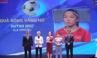 Nữ cầu thủ - sinh viên Huỳnh Như được trường trao giải thưởng đặc biệt