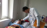 Thầy giáo Đặng Minh Thủy đang điều trị tại Bệnh viện ĐK Phủ Diễn. Ảnh: Báo Nghệ An