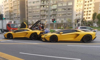 Hai siêu xe Lamborghini &apos;y xì đúc&apos; va chạm giữa phố