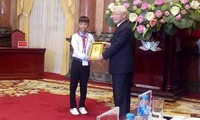 Em Hiếu được Chủ tịch nước trao tặng ảnh Bác Hồ trong buổi gặp mặt ngày 3/11