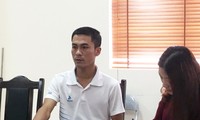 Thầy Lò Thanh Sơn, chủ nhiệm lớp chuyên văn trường THPT chuyên Sơn La đang trao đổi với báo chí