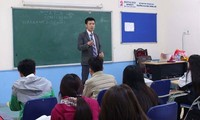 Ông Trần Khắc Hùng được cho là đang giảng bài cho sinh viên trường ĐH Đông Đô