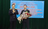 Tổng cục trưởng Tổng cục Hải quan Nguyễn Văn Cẩn trao quyết định bổ nhiệm, tặng hoa cho tân Cục trưởng Hải quan Bắc Ninh Trần Đức Hùng